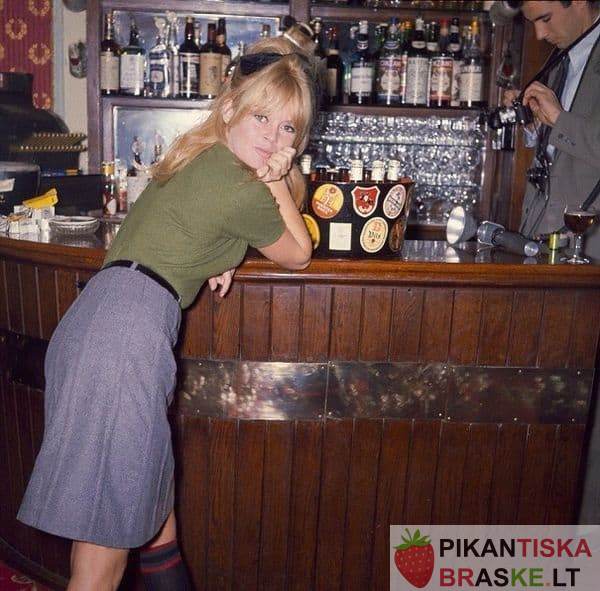 Brigitte Bardot viename iš Londono barų, 1968-ieji