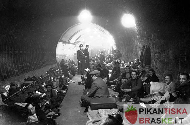Londoniečiai slepiasi nuo bombų metro stotyje, 1940 m.